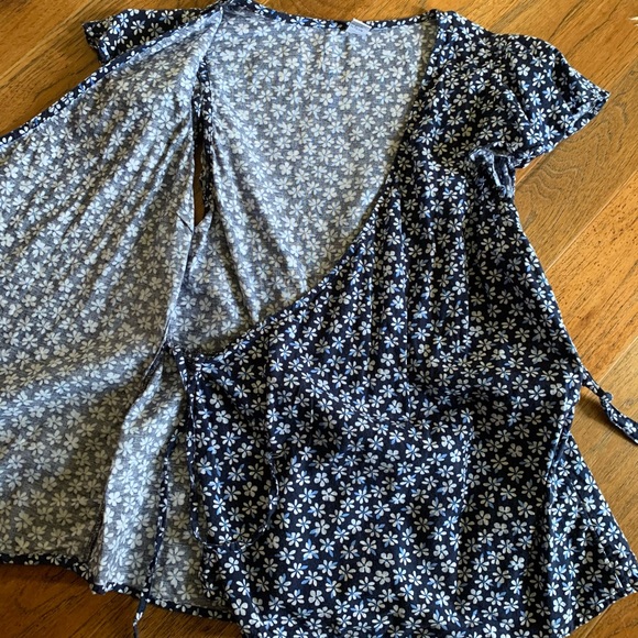 Old Navy floral patterned blouse - Picture 4 of 4